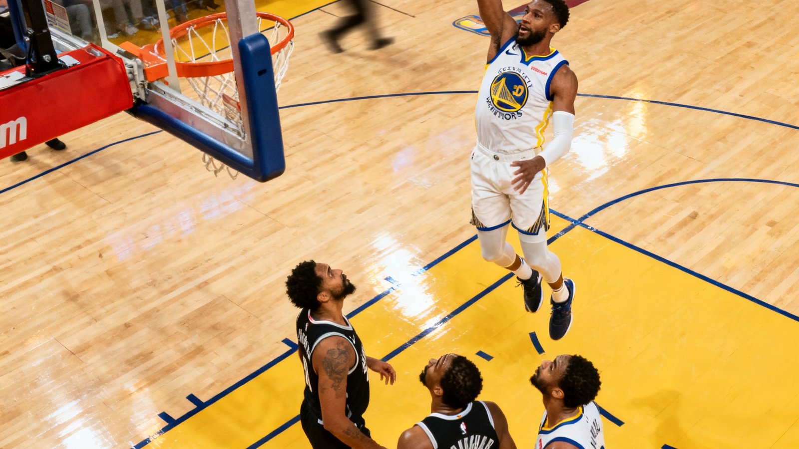 盘球吧NBA扣篮大赛精彩瞬间，球员飞跃三人